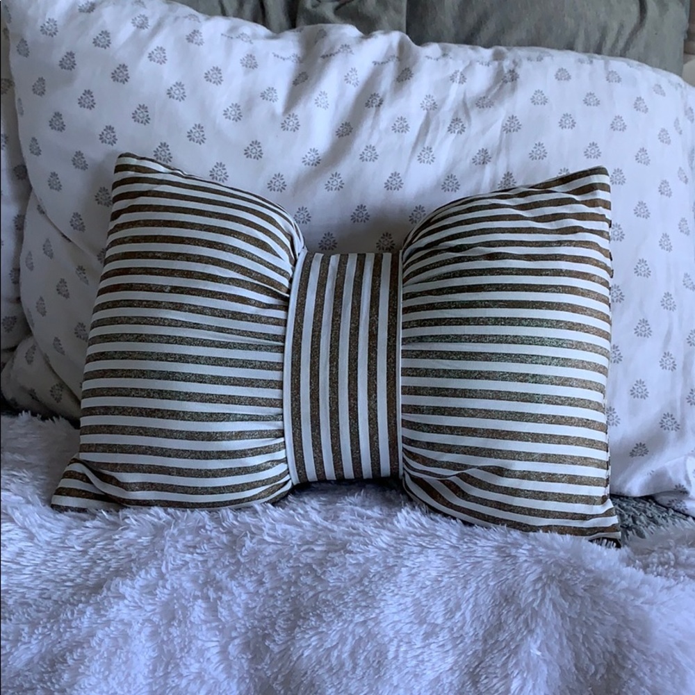 GOLD AND WHITE BOW PILLOW
